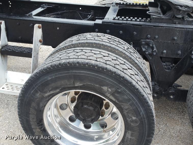 image for item BS9486 2005 Kenworth T800 semi truck