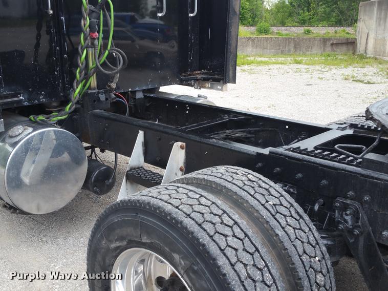 image for item BS9486 2005 Kenworth T800 semi truck