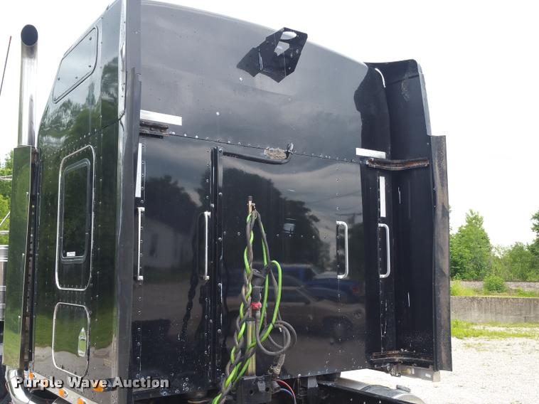 image for item BS9486 2005 Kenworth T800 semi truck