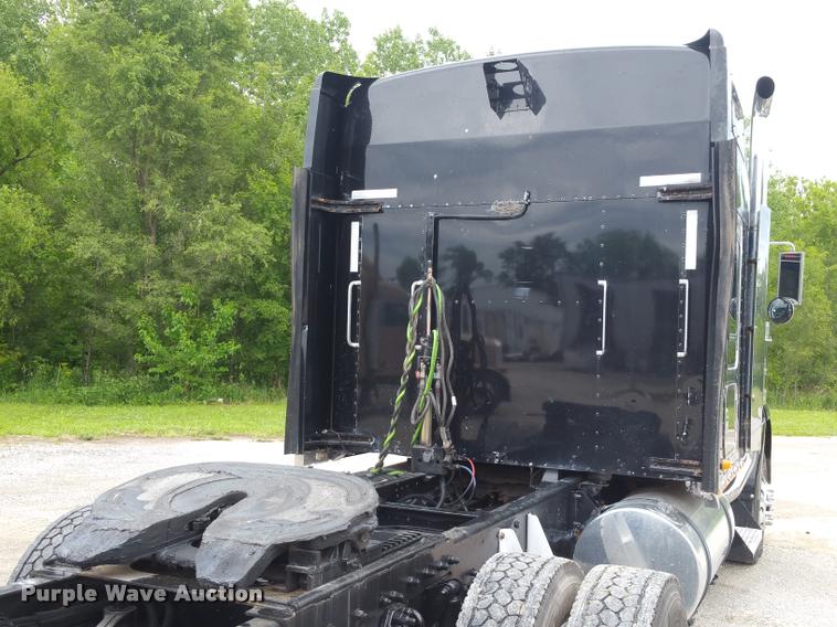 image for item BS9486 2005 Kenworth T800 semi truck