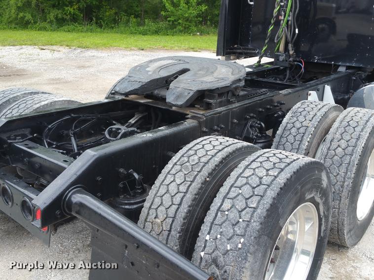 image for item BS9486 2005 Kenworth T800 semi truck