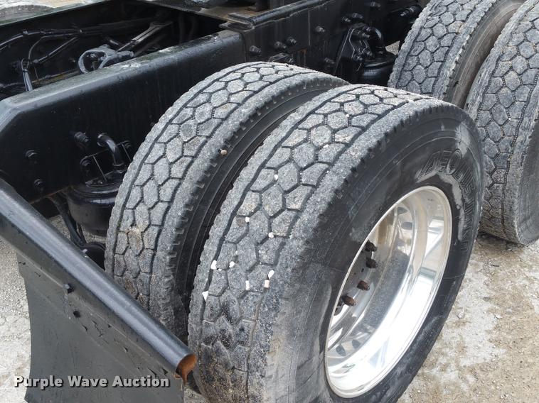 image for item BS9486 2005 Kenworth T800 semi truck