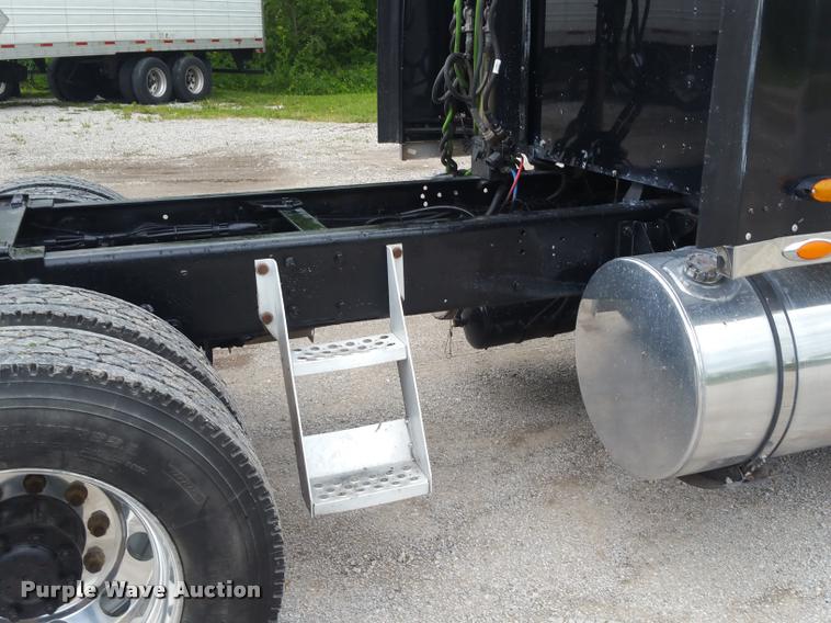 image for item BS9486 2005 Kenworth T800 semi truck