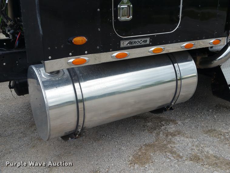 image for item BS9486 2005 Kenworth T800 semi truck