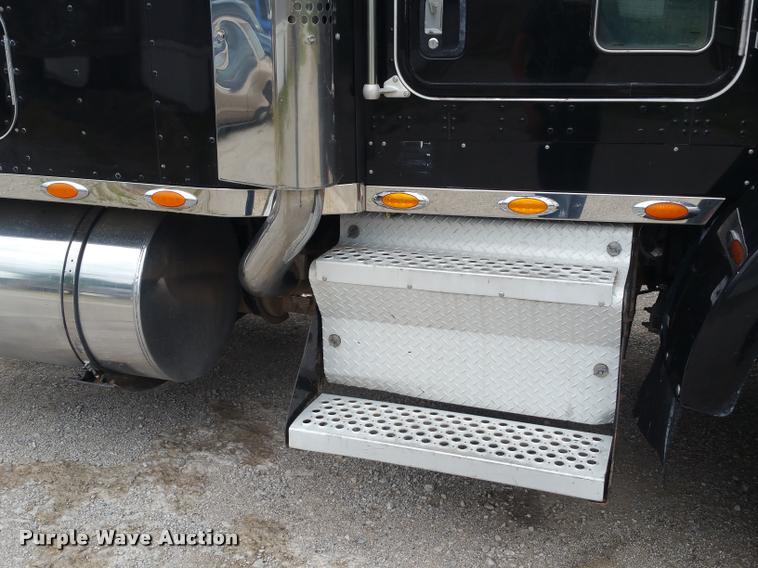 image for item BS9486 2005 Kenworth T800 semi truck