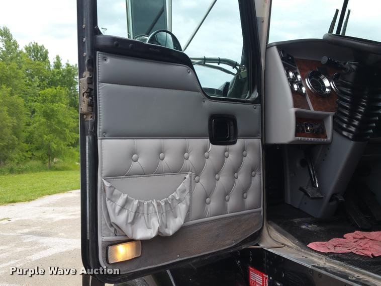 image for item BS9486 2005 Kenworth T800 semi truck