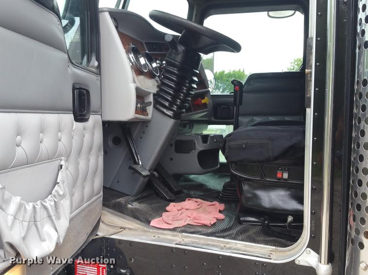 image for item BS9486 2005 Kenworth T800 semi truck