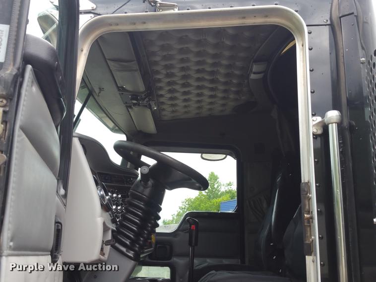 image for item BS9486 2005 Kenworth T800 semi truck