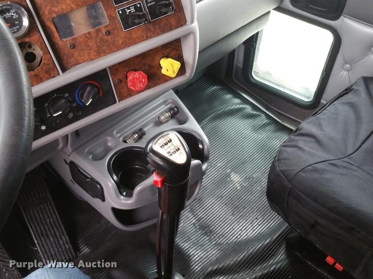 image for item BS9486 2005 Kenworth T800 semi truck