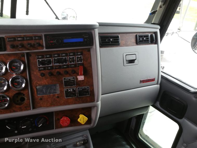 image for item BS9486 2005 Kenworth T800 semi truck