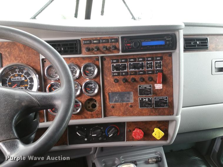 image for item BS9486 2005 Kenworth T800 semi truck