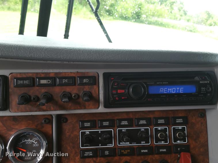 image for item BS9486 2005 Kenworth T800 semi truck