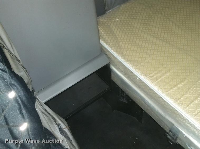 image for item BS9486 2005 Kenworth T800 semi truck