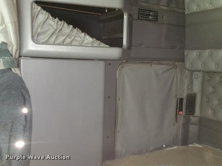 image for item BS9486 2005 Kenworth T800 semi truck