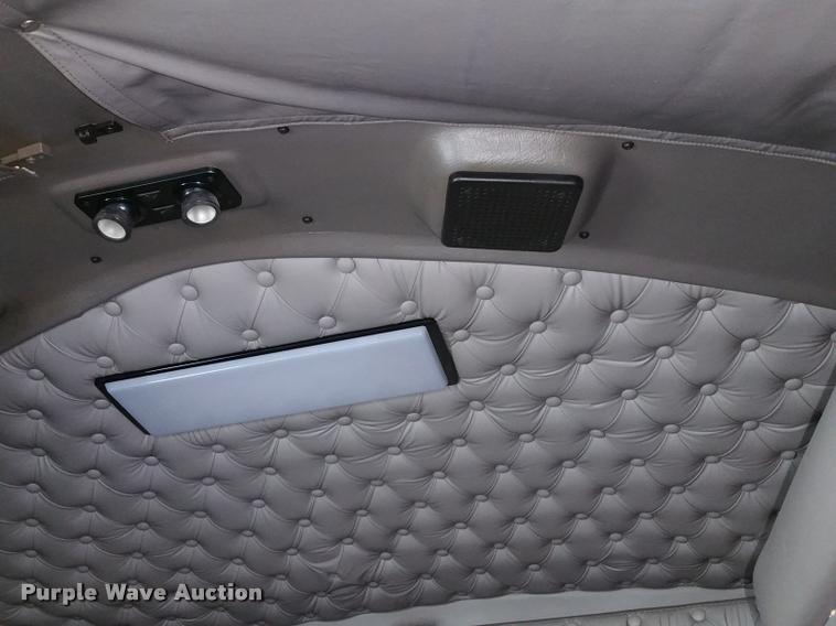 image for item BS9486 2005 Kenworth T800 semi truck