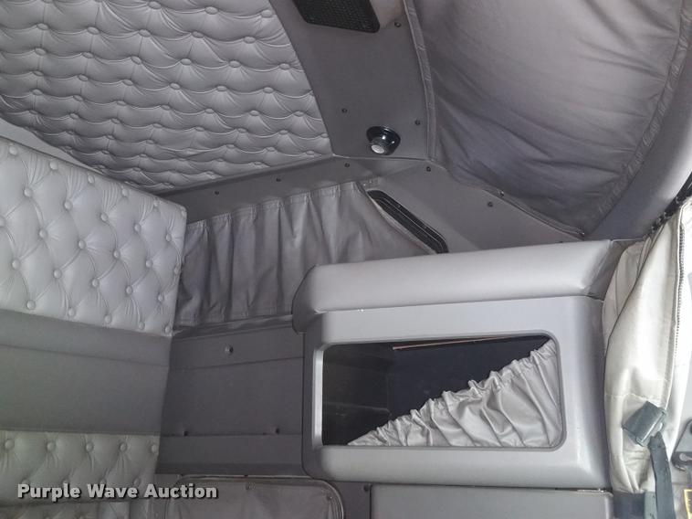 image for item BS9486 2005 Kenworth T800 semi truck