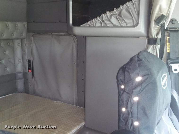 image for item BS9486 2005 Kenworth T800 semi truck