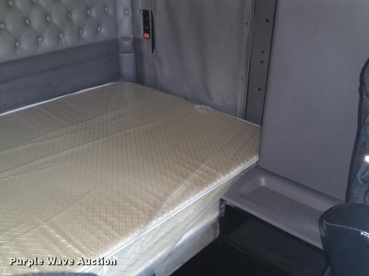 image for item BS9486 2005 Kenworth T800 semi truck