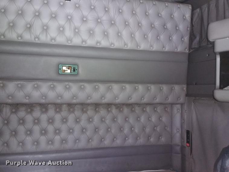 image for item BS9486 2005 Kenworth T800 semi truck