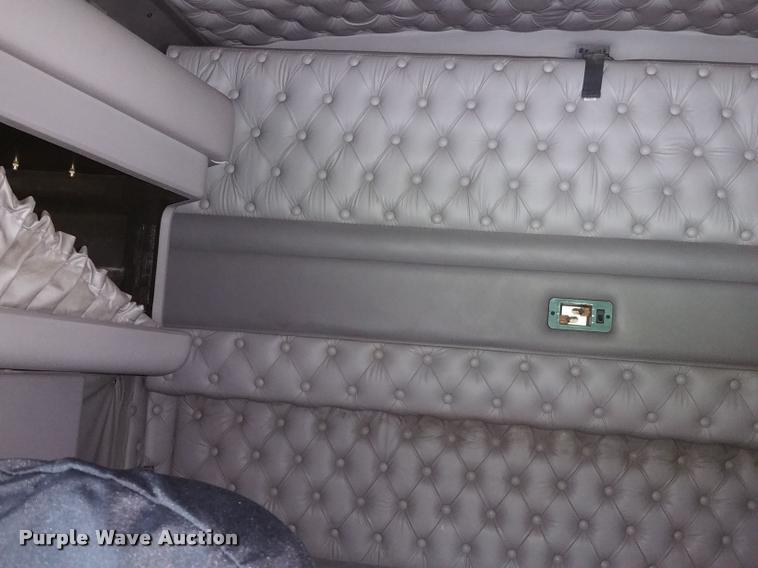 image for item BS9486 2005 Kenworth T800 semi truck