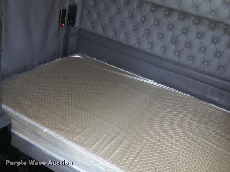 image for item BS9486 2005 Kenworth T800 semi truck