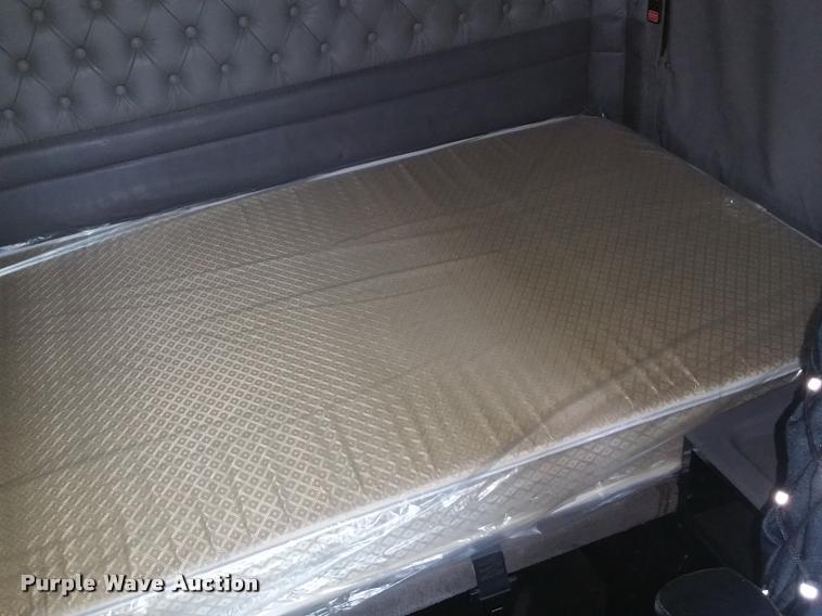 image for item BS9486 2005 Kenworth T800 semi truck