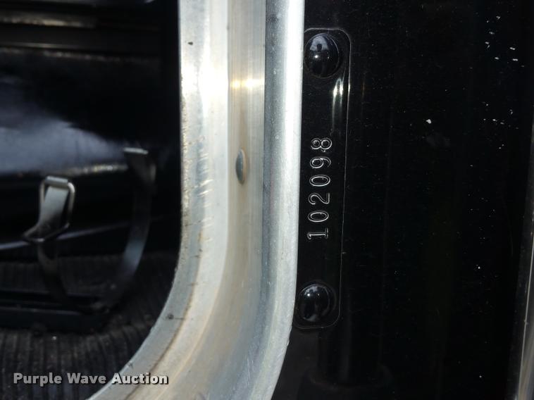 image for item BS9486 2005 Kenworth T800 semi truck