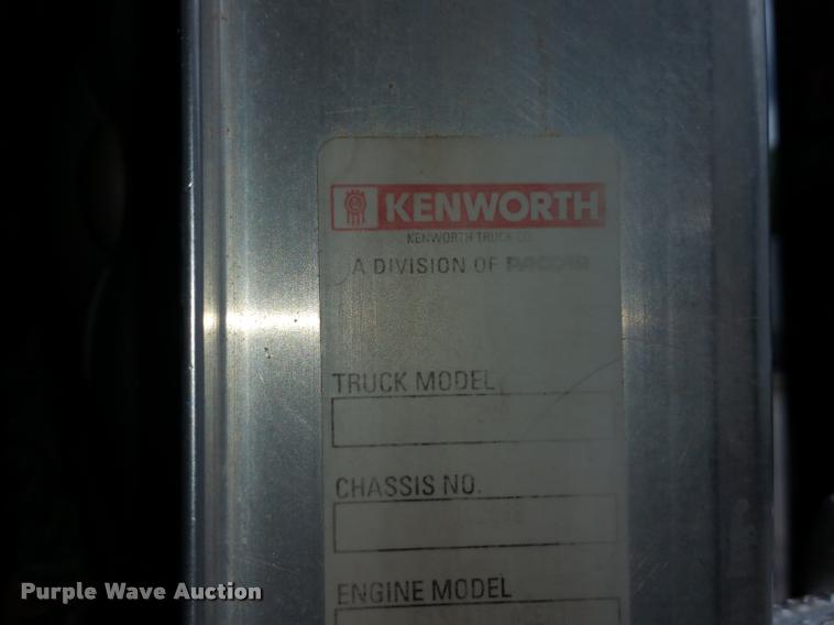 image for item BS9486 2005 Kenworth T800 semi truck