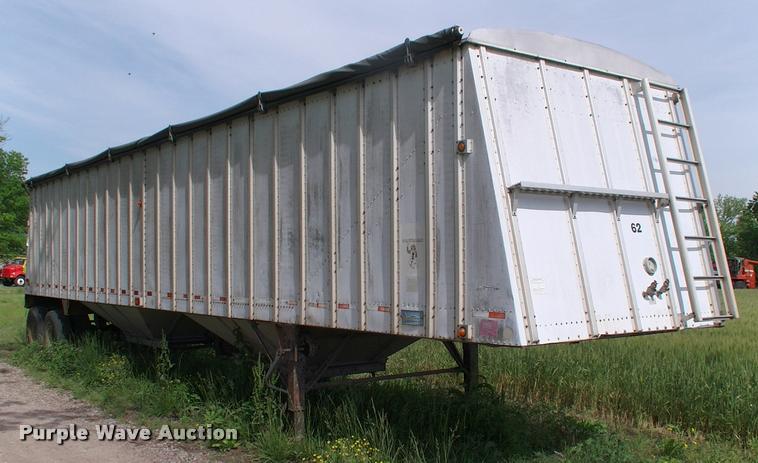 image for item BZ9725 1992 Merritt E42X96X80XBX2XCS double hopper grain trailer