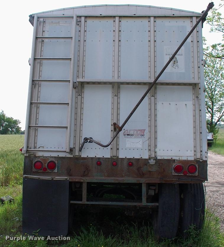 image for item BZ9725 1992 Merritt E42X96X80XBX2XCS double hopper grain trailer