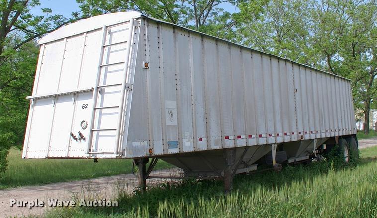 image for item BZ9725 1992 Merritt E42X96X80XBX2XCS double hopper grain trailer