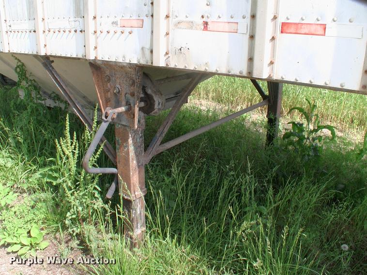 image for item BZ9725 1992 Merritt E42X96X80XBX2XCS double hopper grain trailer