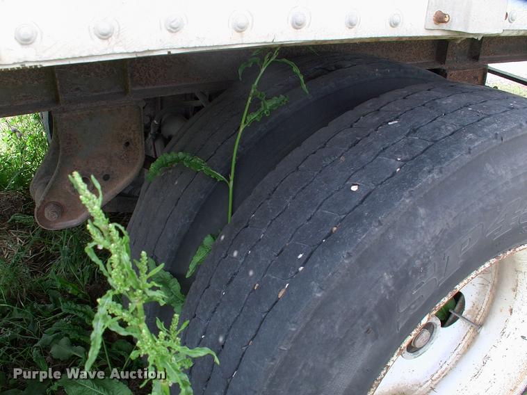 image for item BZ9725 1992 Merritt E42X96X80XBX2XCS double hopper grain trailer