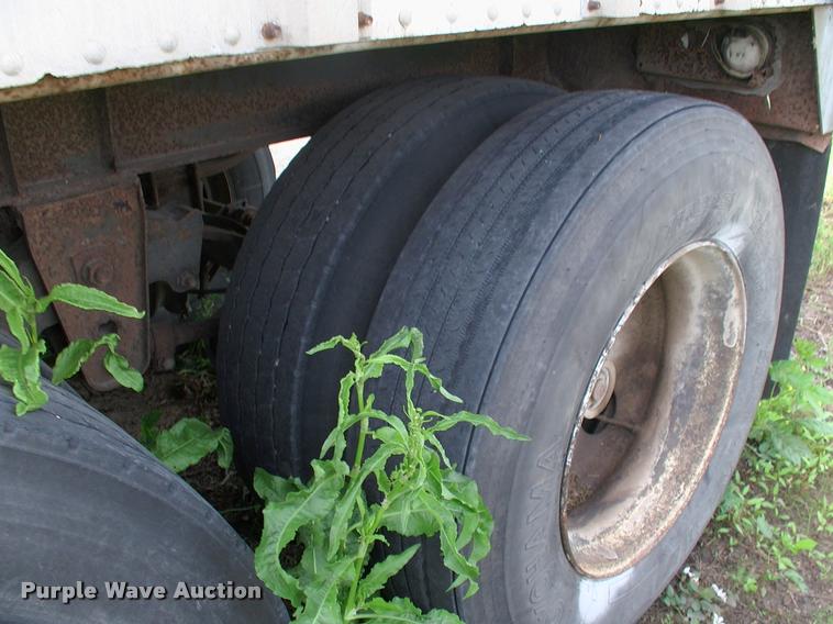 image for item BZ9725 1992 Merritt E42X96X80XBX2XCS double hopper grain trailer