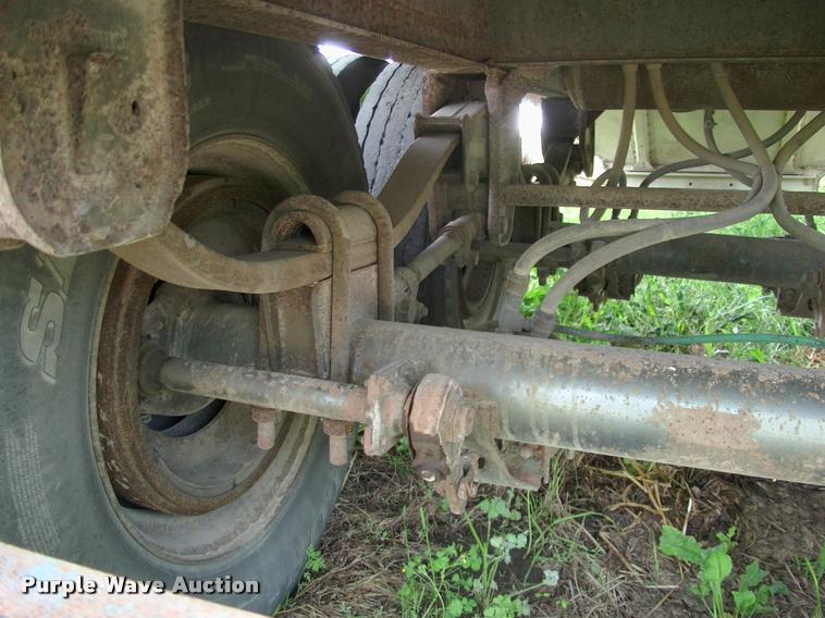 image for item BZ9725 1992 Merritt E42X96X80XBX2XCS double hopper grain trailer