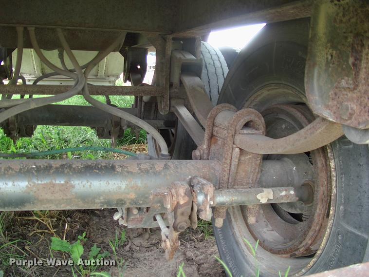 image for item BZ9725 1992 Merritt E42X96X80XBX2XCS double hopper grain trailer