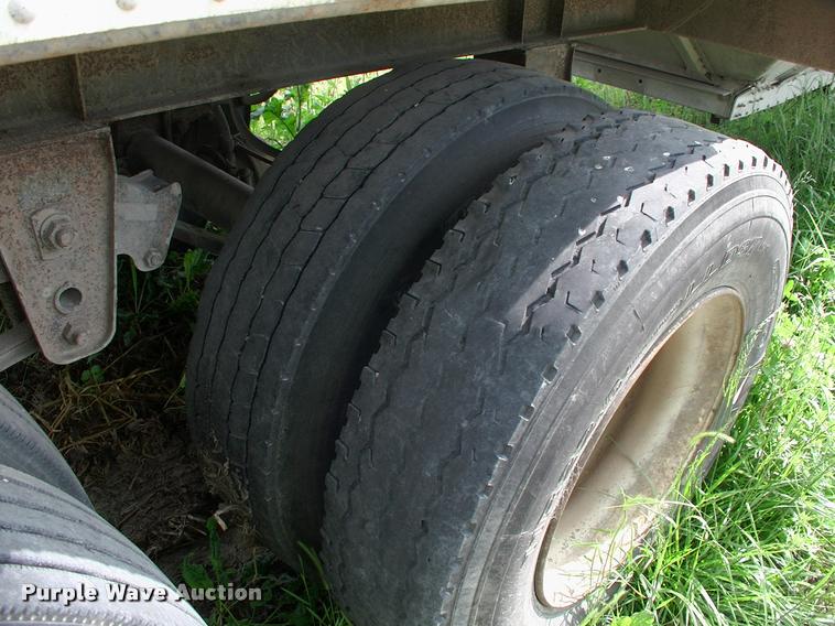 image for item BZ9725 1992 Merritt E42X96X80XBX2XCS double hopper grain trailer