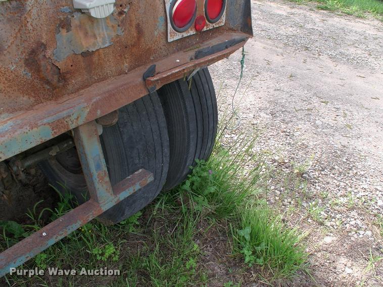 image for item BZ9725 1992 Merritt E42X96X80XBX2XCS double hopper grain trailer