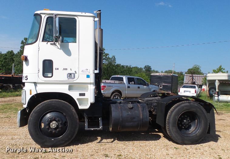 image for item DA2733 1989 Ford 900 semi truck