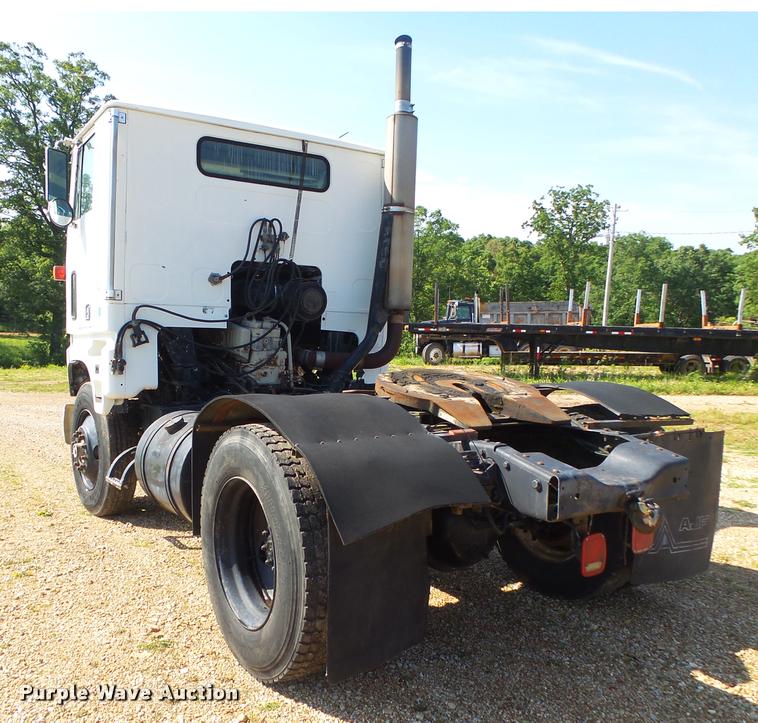 image for item DA2733 1989 Ford 900 semi truck