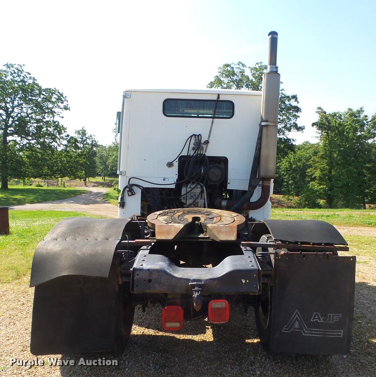 image for item DA2733 1989 Ford 900 semi truck