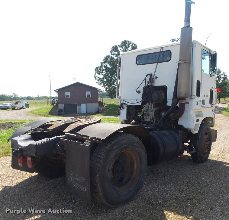 image for item DA2733 1989 Ford 900 semi truck