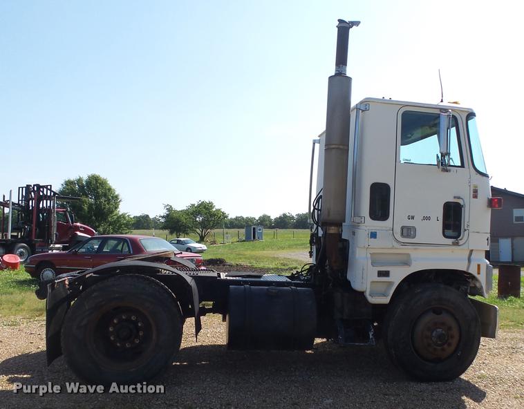image for item DA2733 1989 Ford 900 semi truck