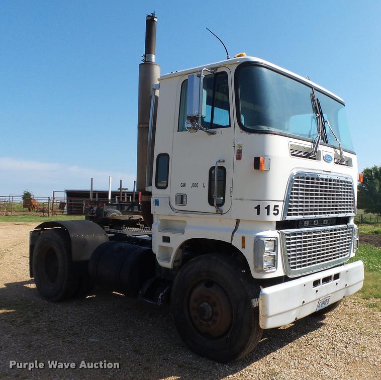image for item DA2733 1989 Ford 900 semi truck