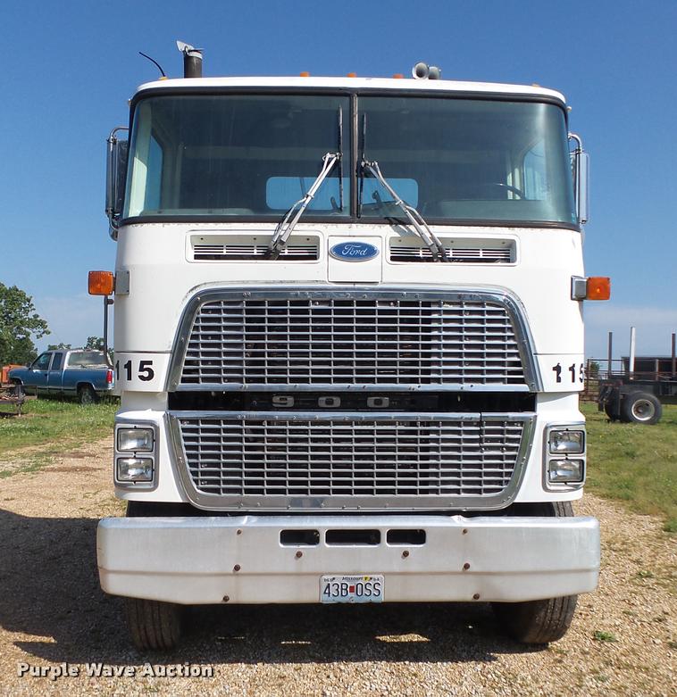 image for item DA2733 1989 Ford 900 semi truck