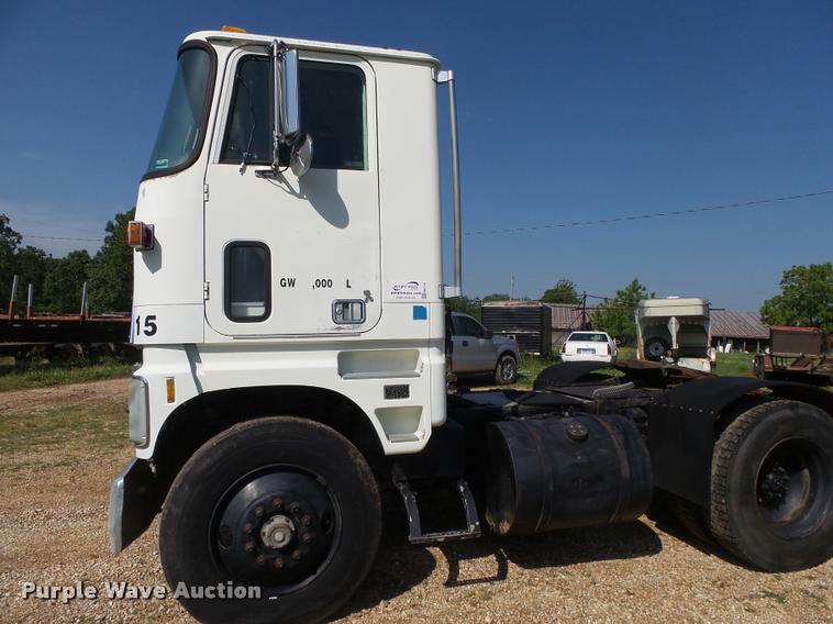 image for item DA2733 1989 Ford 900 semi truck