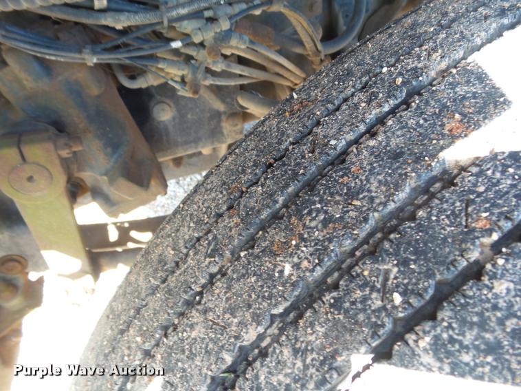 image for item DA2733 1989 Ford 900 semi truck