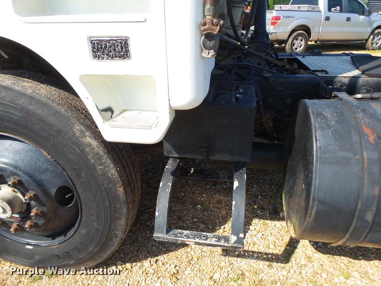 image for item DA2733 1989 Ford 900 semi truck