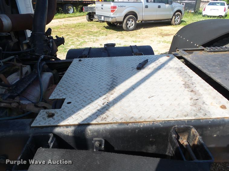 image for item DA2733 1989 Ford 900 semi truck