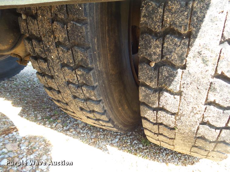 image for item DA2733 1989 Ford 900 semi truck